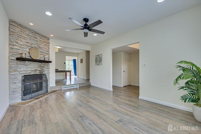 13 Peachtree Lane, Monroe, NJ 08831