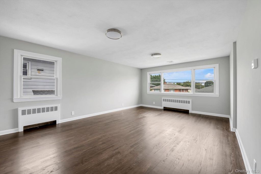 7 Linwood Road N, Port Washington, NY 11050 — photo 2