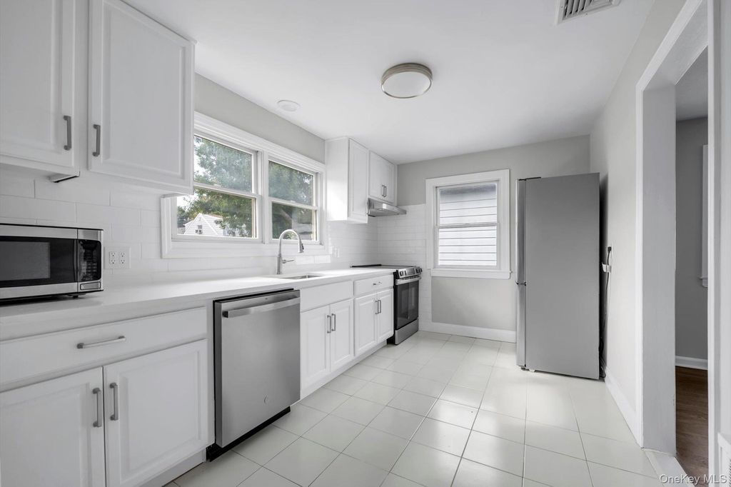 7 Linwood Road N, Port Washington, NY 11050 — photo 4