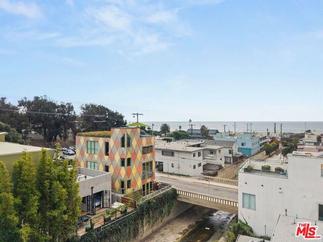 207 Entrada Drive, Santa Monica, CA 90402