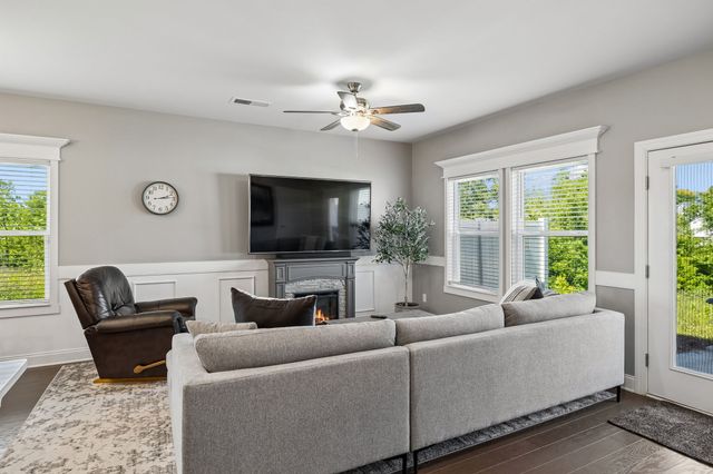 366 Coleman Ct, Columbia, TN 38401