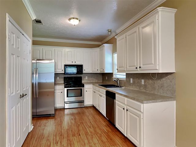 906 Crystal River Road, Conroe, TX 77316