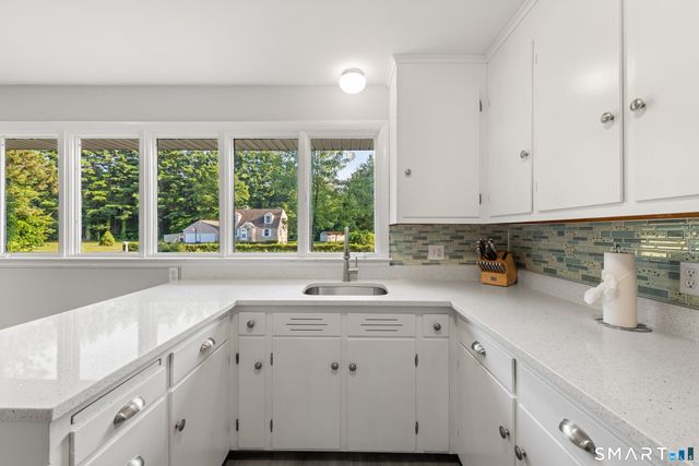 24 East Wintonbury Avenue, Bloomfield, CT 06002
