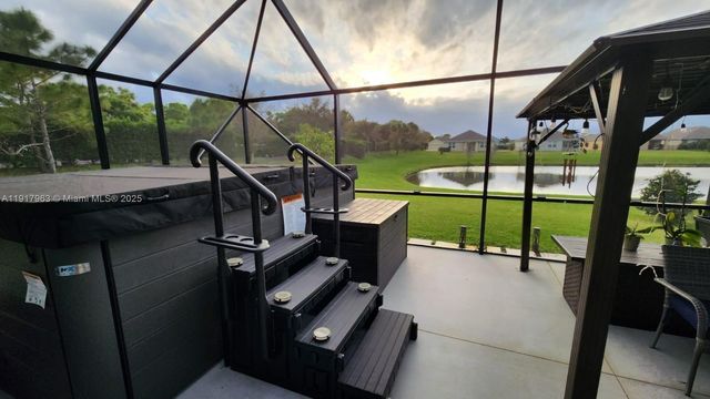 2271 SW Arlington Dr SW, Vero Beach, FL 32968