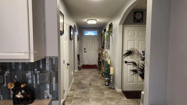 2271 SW Arlington Dr SW, Vero Beach, FL 32968