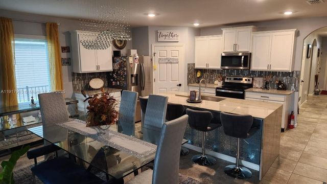 2271 SW Arlington Dr SW, Vero Beach, FL 32968