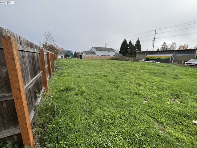 780 Q St, Springfield, OR 97477