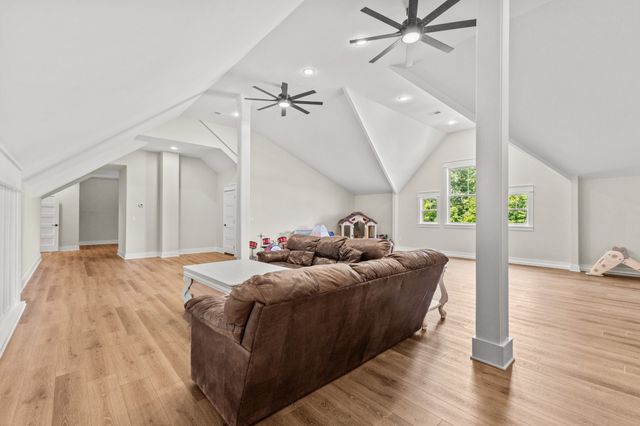 579 Buddy Rd, Burns, TN 37029