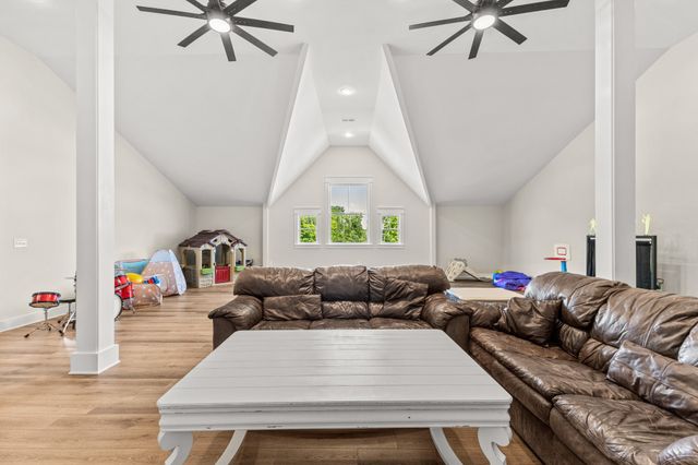 579 Buddy Rd, Burns, TN 37029