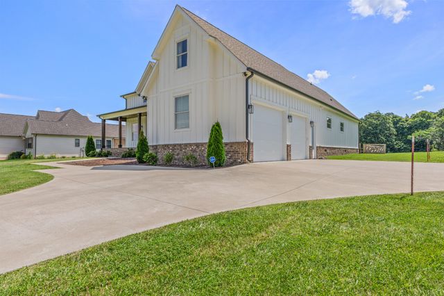 579 Buddy Rd, Burns, TN 37029