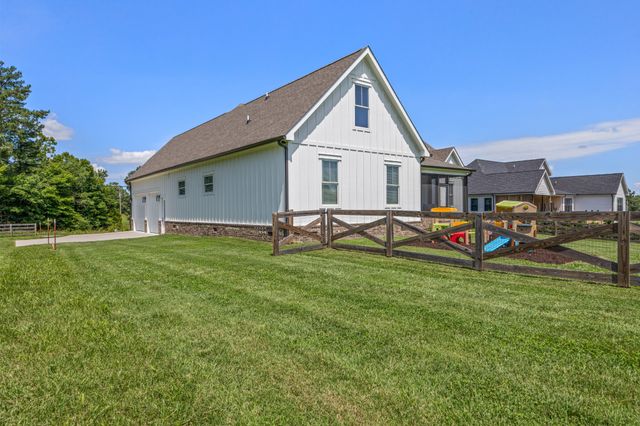 579 Buddy Rd, Burns, TN 37029