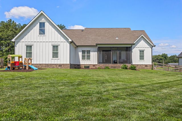 579 Buddy Rd, Burns, TN 37029