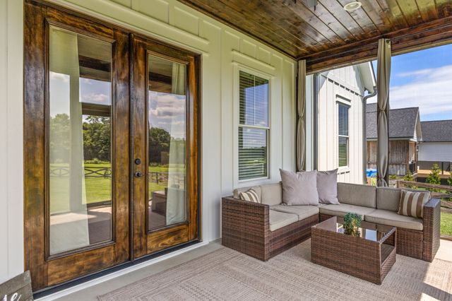 579 Buddy Rd, Burns, TN 37029