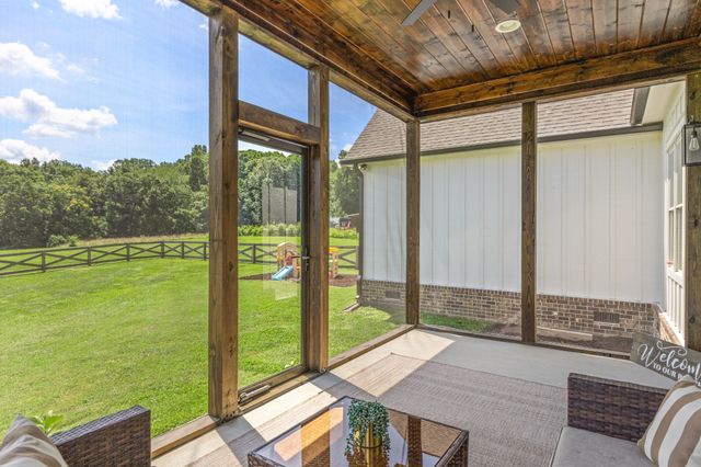 579 Buddy Rd, Burns, TN 37029