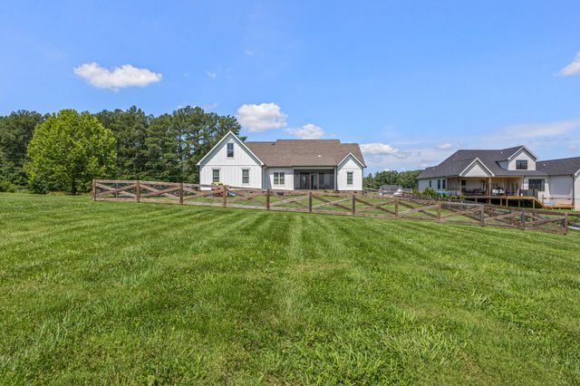 579 Buddy Rd, Burns, TN 37029