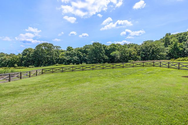 579 Buddy Rd, Burns, TN 37029