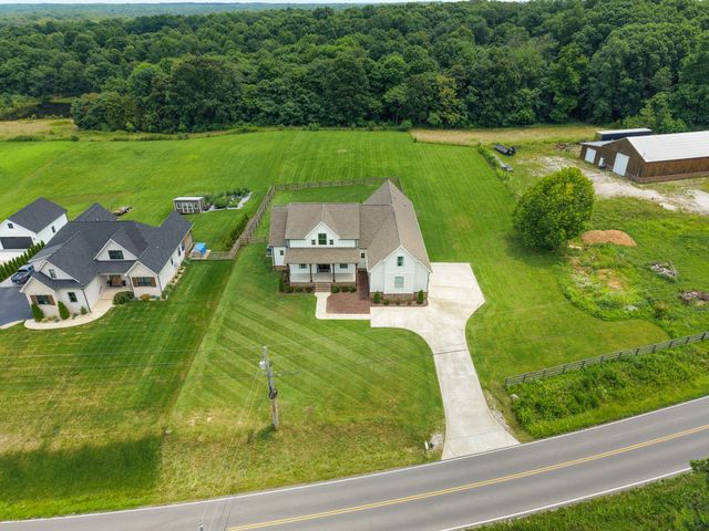 579 Buddy Rd, Burns, TN 37029