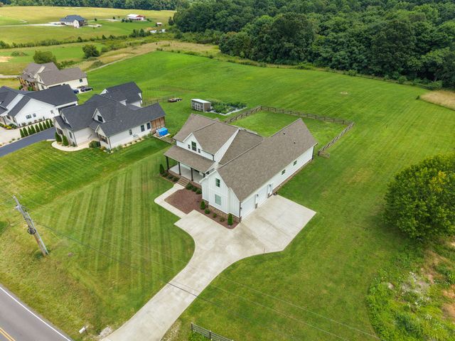 579 Buddy Rd, Burns, TN 37029