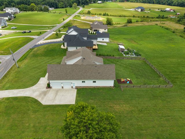 579 Buddy Rd, Burns, TN 37029