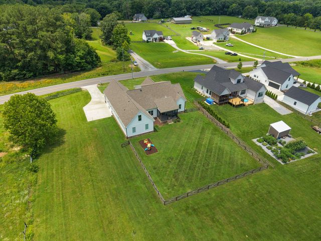 579 Buddy Rd, Burns, TN 37029