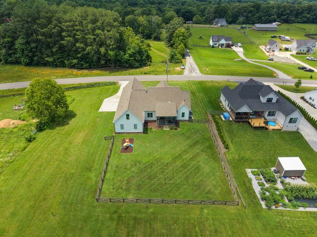 579 Buddy Rd, Burns, TN 37029