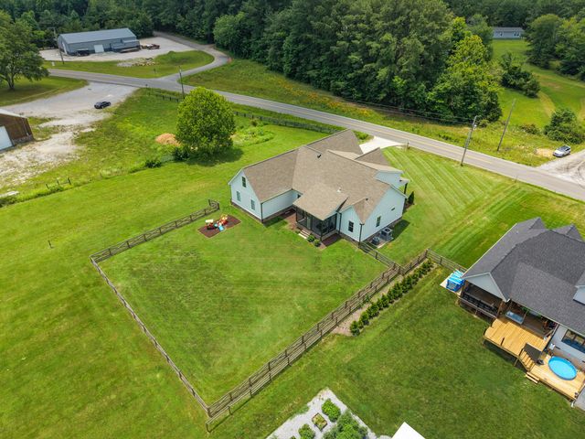 579 Buddy Rd, Burns, TN 37029