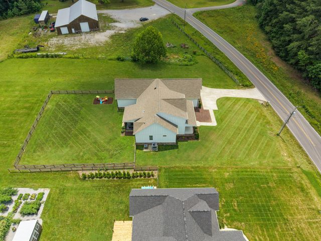 579 Buddy Rd, Burns, TN 37029