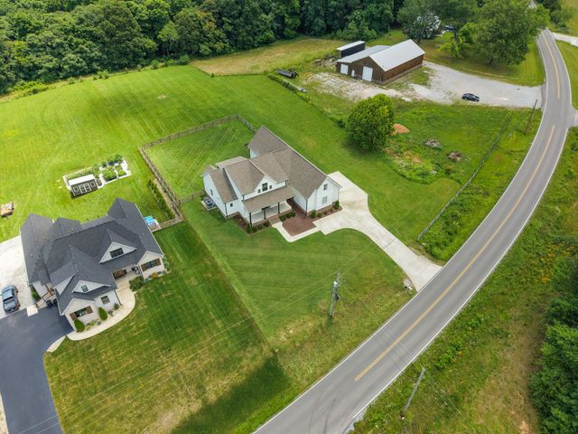579 Buddy Rd, Burns, TN 37029