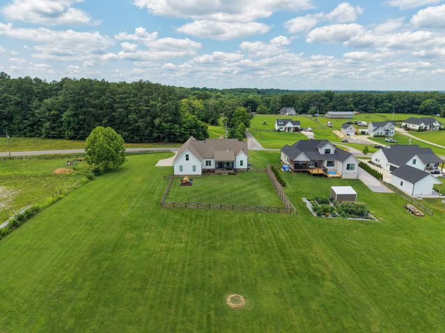 579 Buddy Rd, Burns, TN 37029