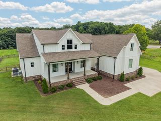 579 Buddy Rd, Burns, TN 37029