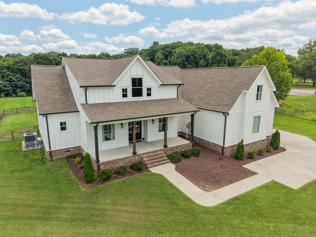 579 Buddy Rd, Burns, TN 37029