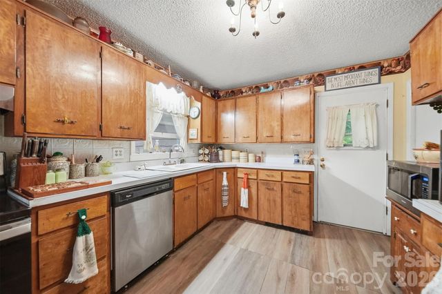 7180 Valley View Drive, Newland, NC 28657