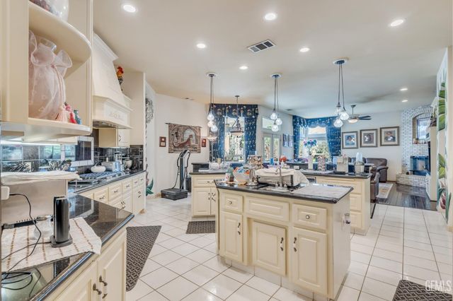 11315 Queensbury Drive, Bakersfield, CA 93312