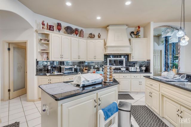 11315 Queensbury Drive, Bakersfield, CA 93312