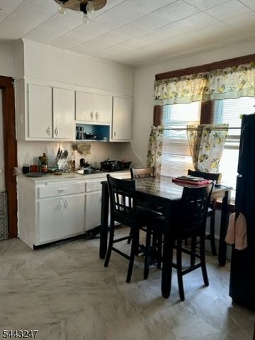 523 Richmond St, Elizabeth City, NJ 07202