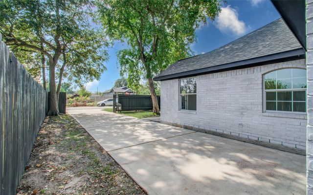 1909 Melbourne Street, Houston, TX 77026