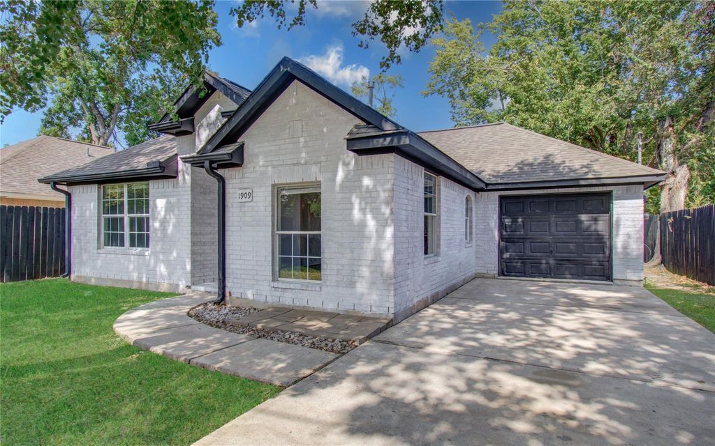 1909 Melbourne Street, Houston, TX 77026