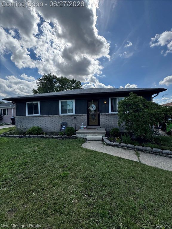 28555 Secretariat Court, Roseville, MI 48066