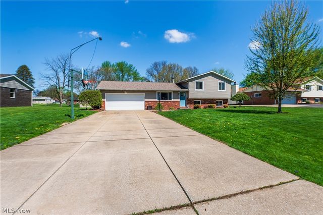 2375 Yorktown Street NW, Uniontown, OH 44685