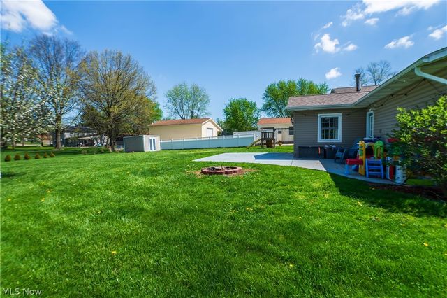 2375 Yorktown Street NW, Uniontown, OH 44685