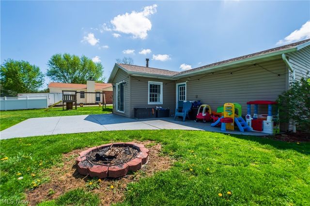 2375 Yorktown Street NW, Uniontown, OH 44685