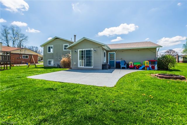 2375 Yorktown Street NW, Uniontown, OH 44685