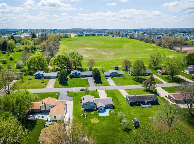 2375 Yorktown Street NW, Uniontown, OH 44685