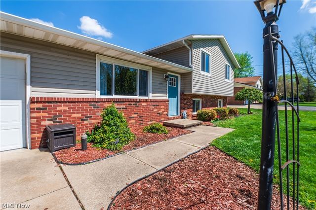 2375 Yorktown Street NW, Uniontown, OH 44685