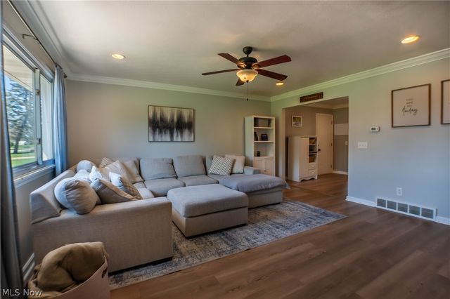 2375 Yorktown Street NW, Uniontown, OH 44685