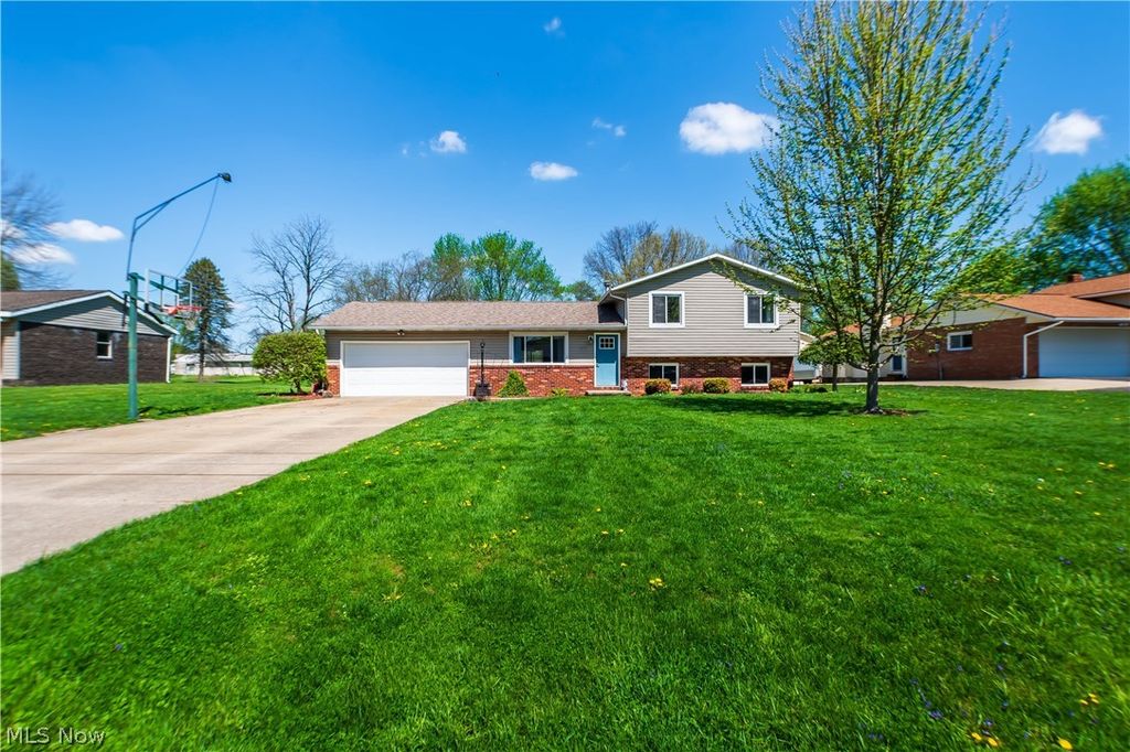 2375 Yorktown Street NW, Uniontown, OH 44685