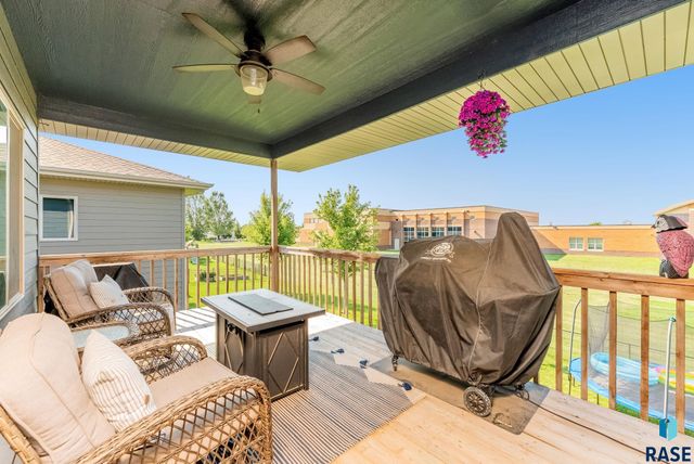7909 W Pettigrew Ln, Sioux Falls, SD 57106