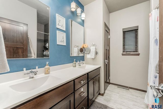 7909 W Pettigrew Ln, Sioux Falls, SD 57106