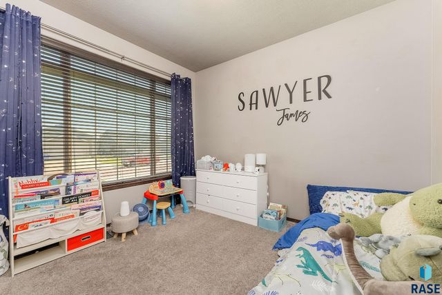 7909 W Pettigrew Ln, Sioux Falls, SD 57106