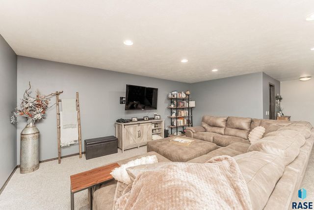 7909 W Pettigrew Ln, Sioux Falls, SD 57106